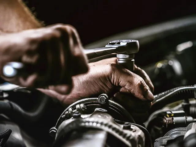 Autoreparatur am Motor im Flachgau in Salzburg